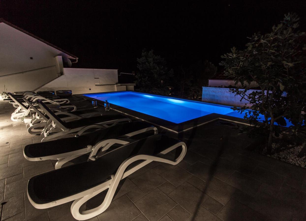 Beachfront Apartments Anita With Pool Karlobag Exterior photo