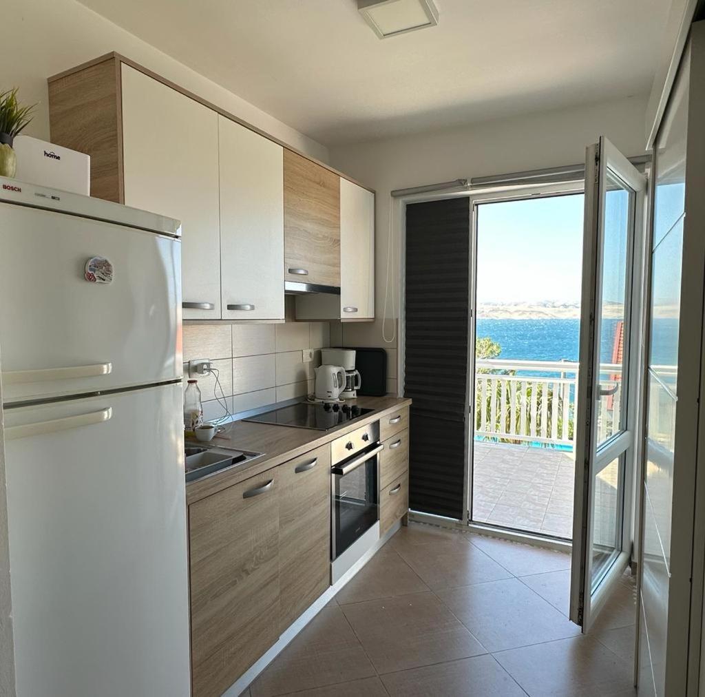 Beachfront Apartments Anita With Pool Karlobag Room photo