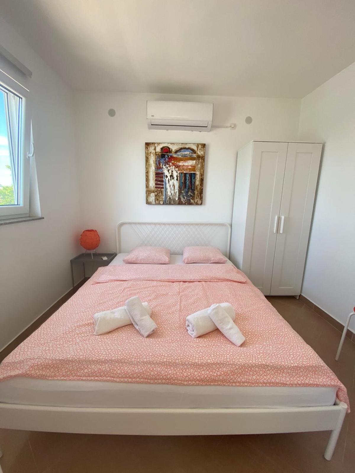 Beachfront Apartments Anita With Pool Karlobag Room photo